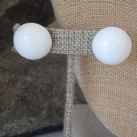 Vintage 1980s White Plastic Ball Mod Clip On Statement Earrings - Picture 1 of 5